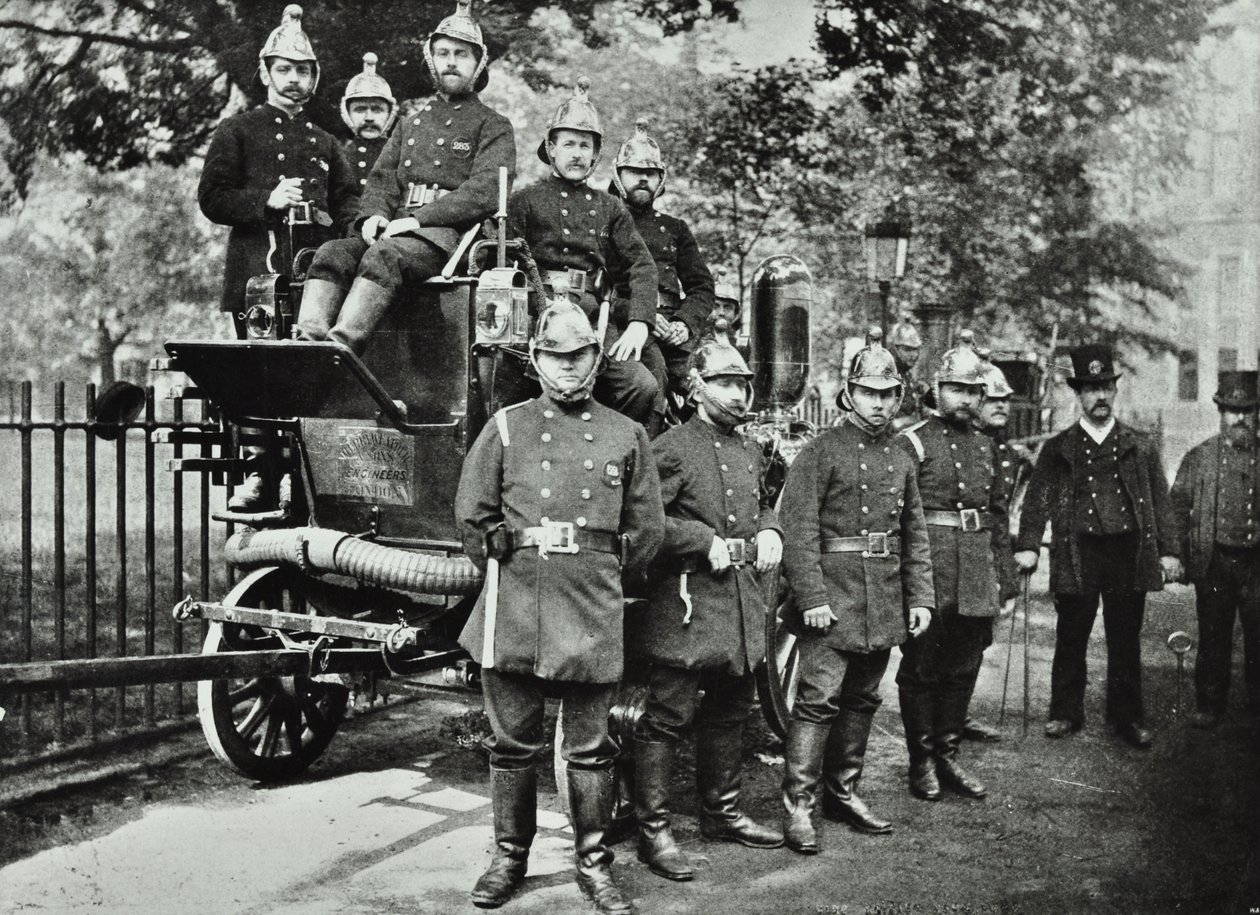 伦敦消防队：一群消防员，带发动机和旋钮，1895年 作者 英国摄影师