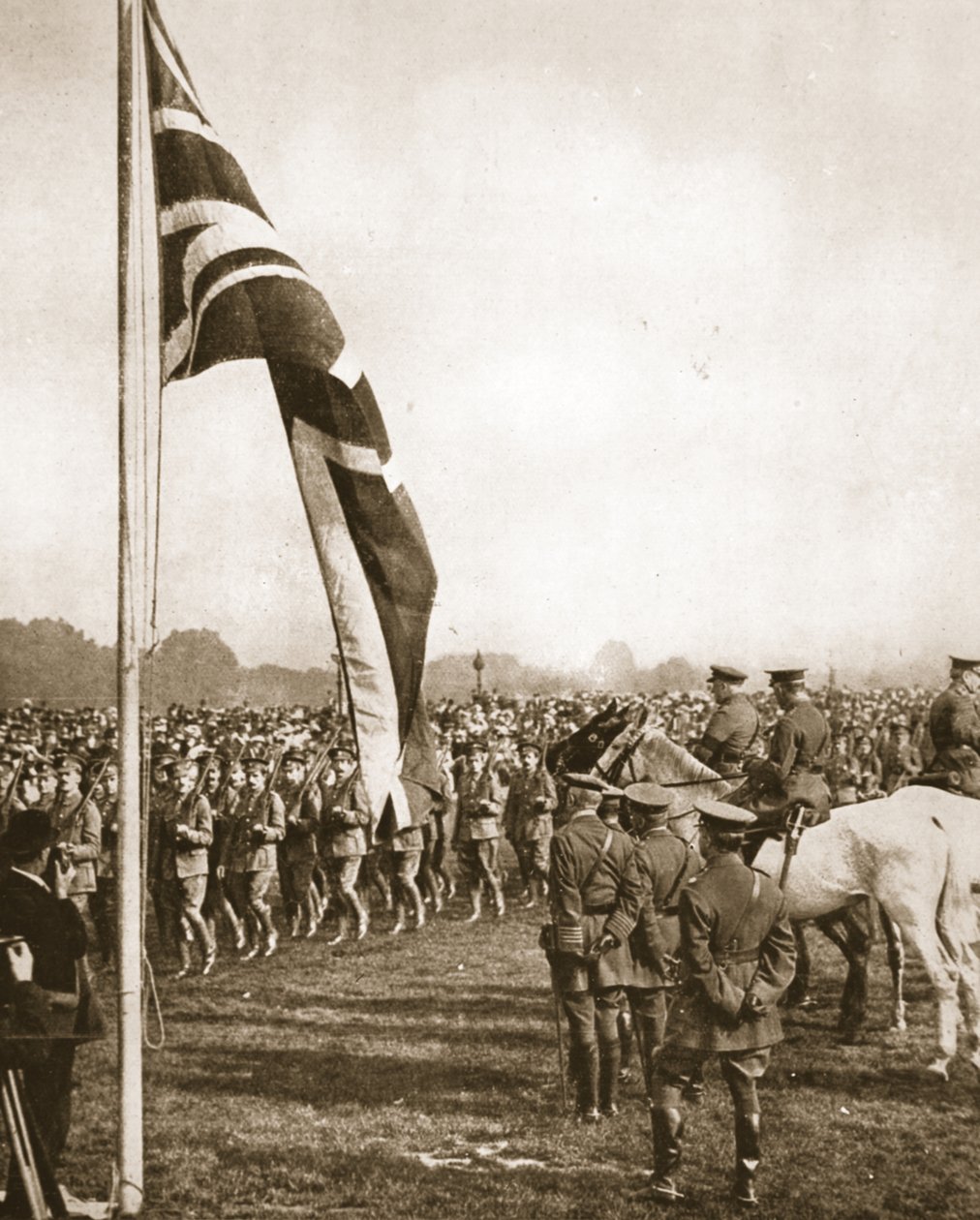 法国勋爵回顾海德公园的志愿者：1916年6月14日，“画报”战争新闻中的眼睛离开了敬礼基地（棕褐色照片） 作者 英国摄影师
