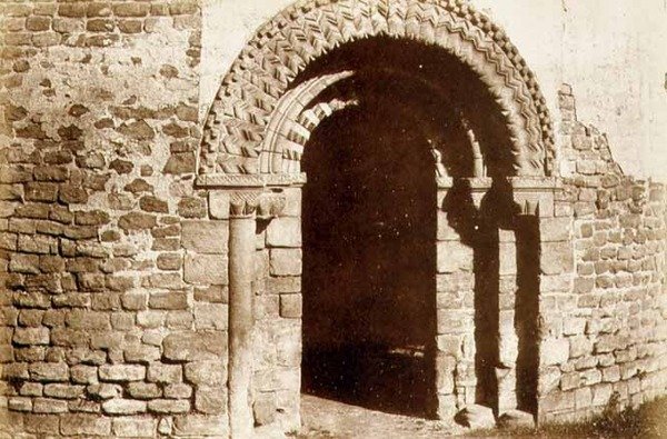 路德洛城堡：圆形教堂的门洞，约1852-3（照片）。 作者 英国摄影师