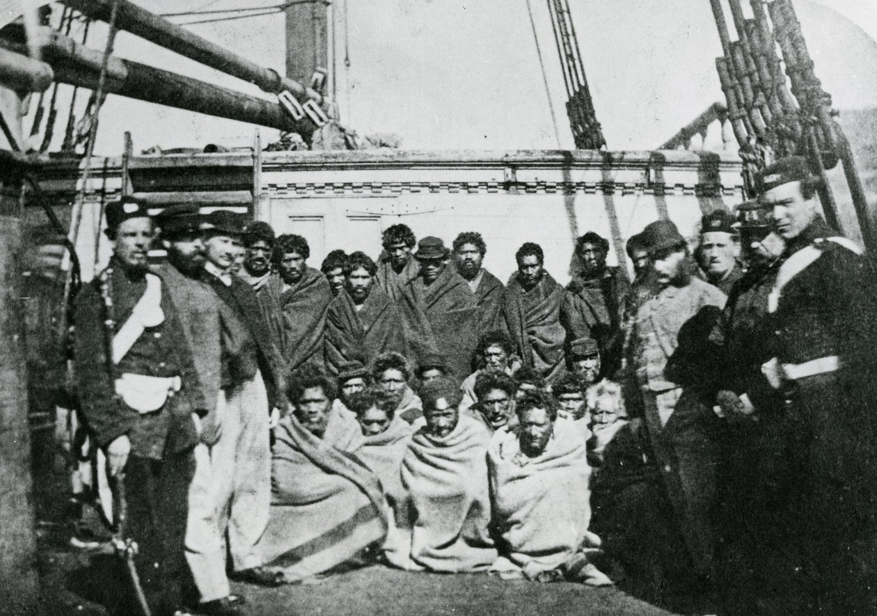 毛利囚犯在1866年在惠灵顿港的监狱废船上 作者 英国摄影师