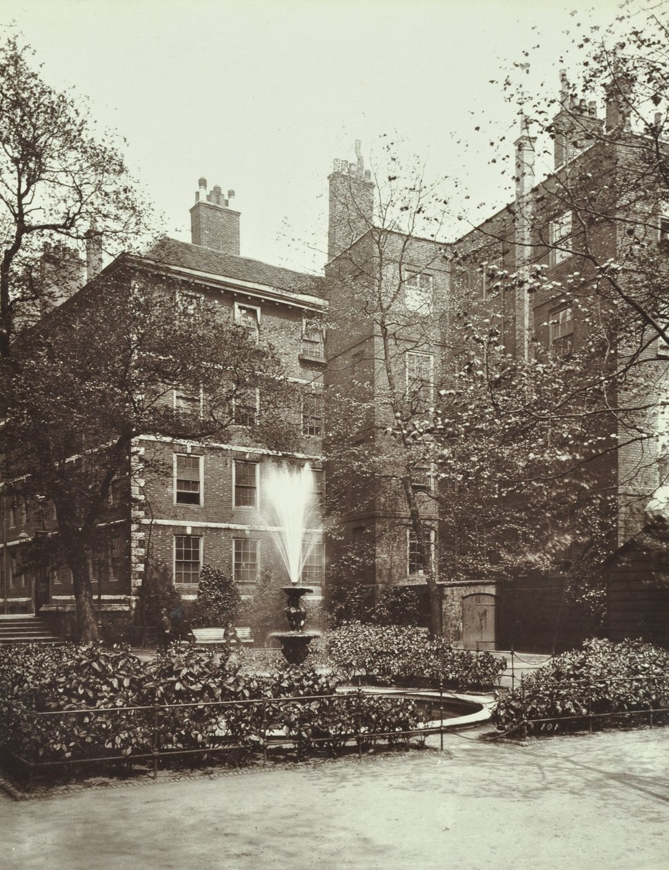 中殿，喷泉苑，1885年 作者 英国摄影师