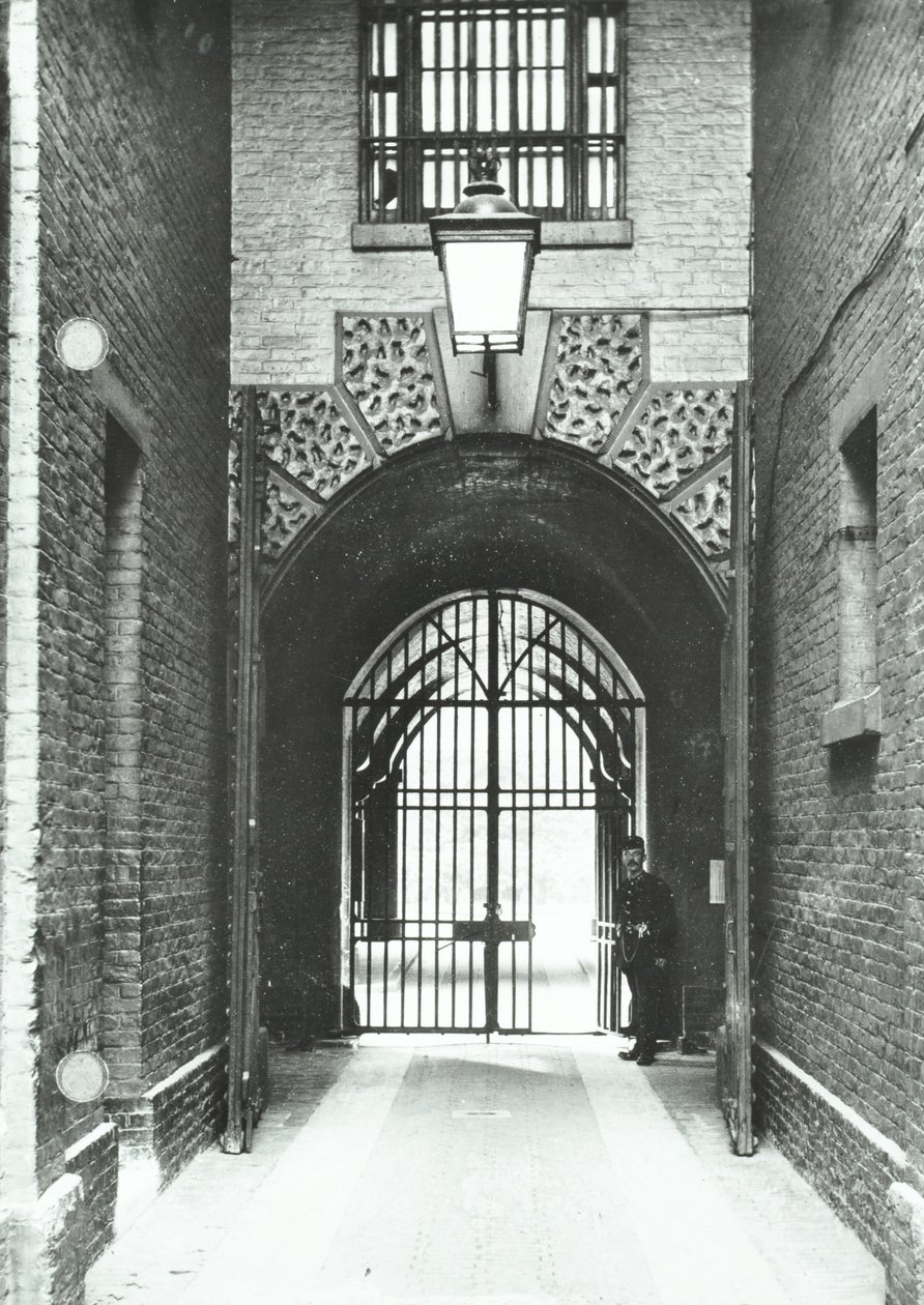 米尔班克监狱：主要通道，守卫巴纳德在门口，1885年 作者 英国摄影师