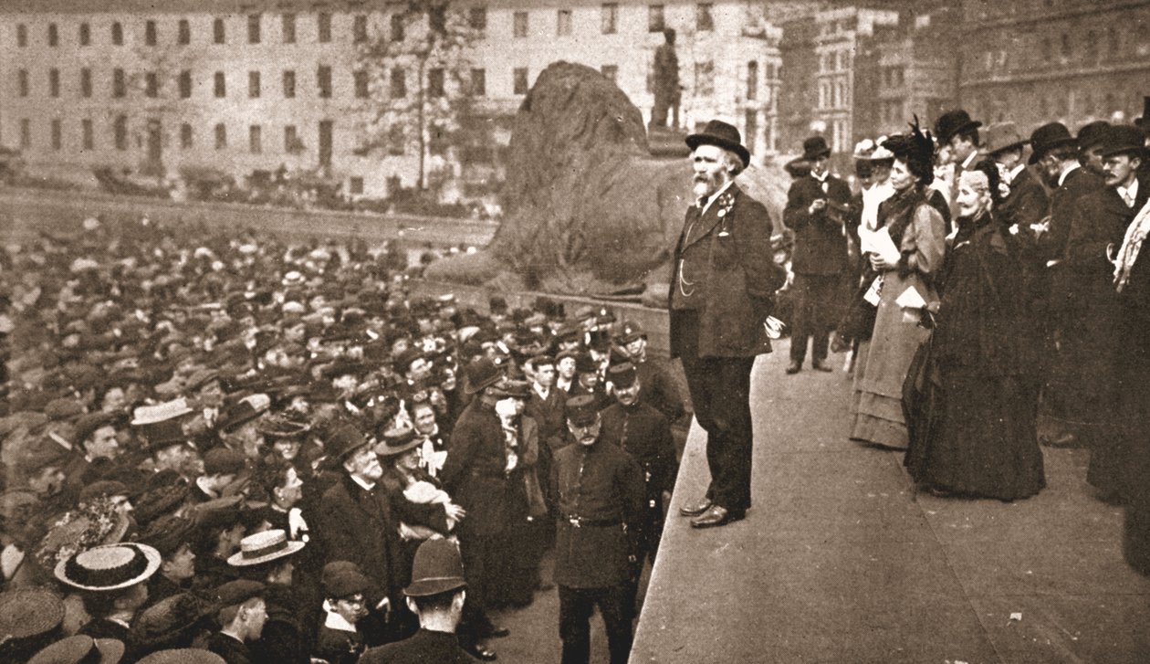 基尔-哈迪（Keir Hardie）先生在特拉法加广场举行的有史以来第一次妇女参政权示威游行中致辞 作者 英国摄影师