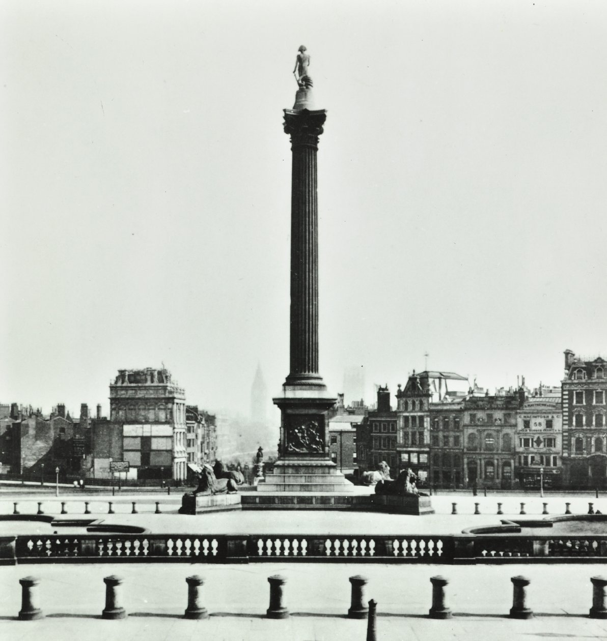 Nelsons Column，Trafalgar Square，Westminster LB：1870年从国家美术馆向南看 作者 英国摄影师