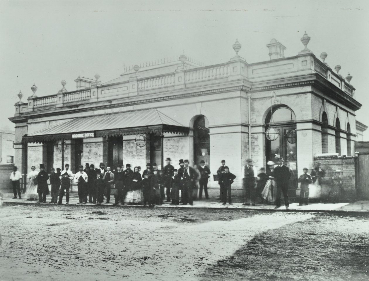诺丁山门站：大都会铁路的外观，1868年 作者 英国摄影师