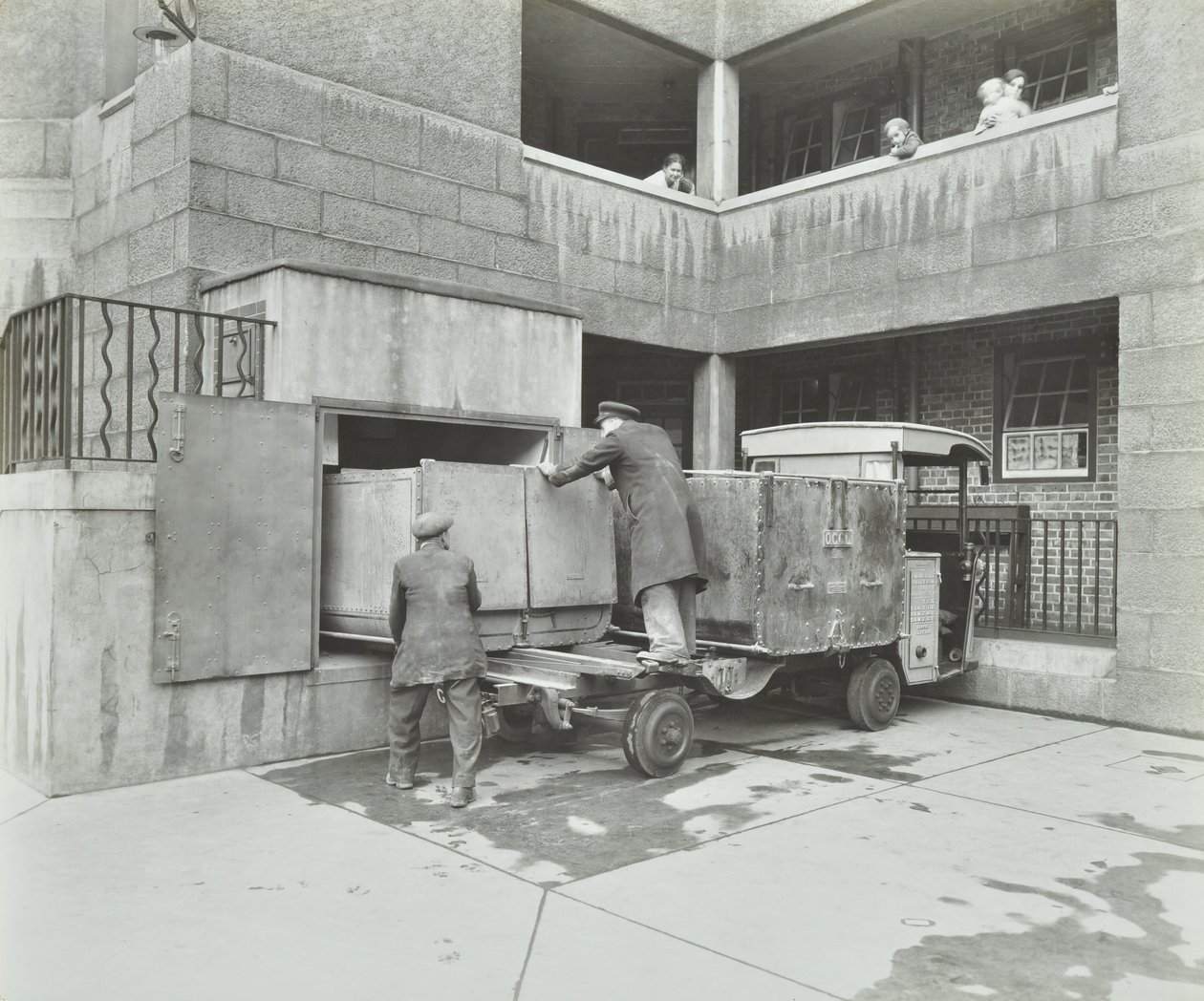 Ossulston Estate: dustmen empty container at the bottom of the rubbish chute 作者 英国摄影师