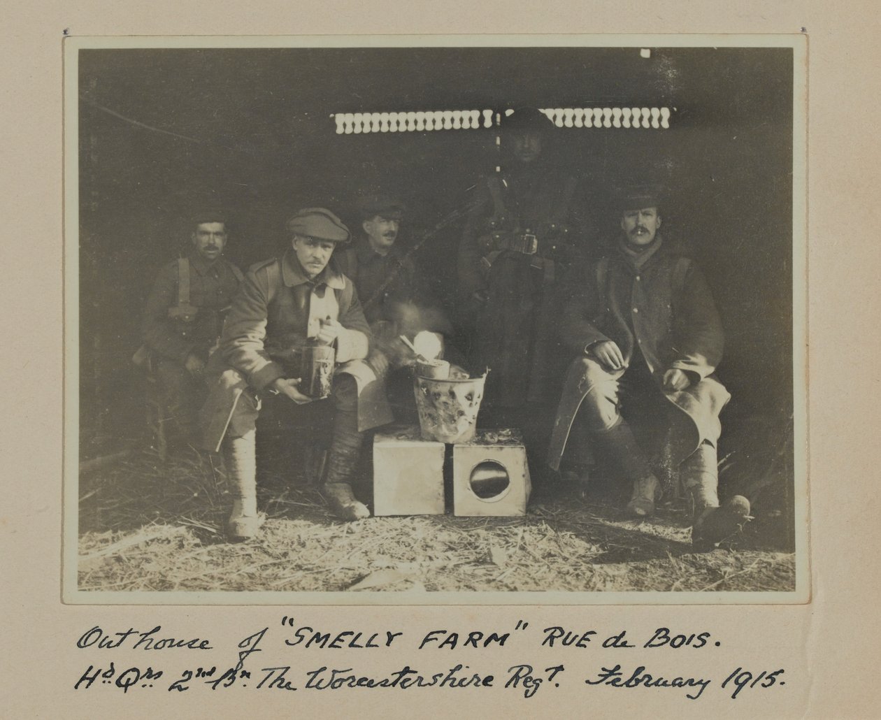 SMELLY FARM Rue de Bois的外屋。高清。 QRS。伍斯特郡雷吉特第二号。 1915年2月 作者 英国摄影师