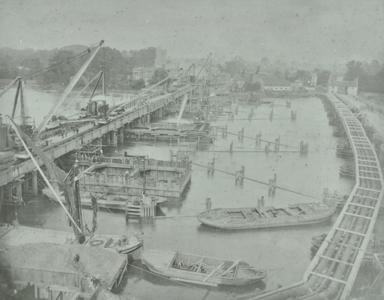 普特尼桥：1883年为新桥挖掘基础 作者 英国摄影师