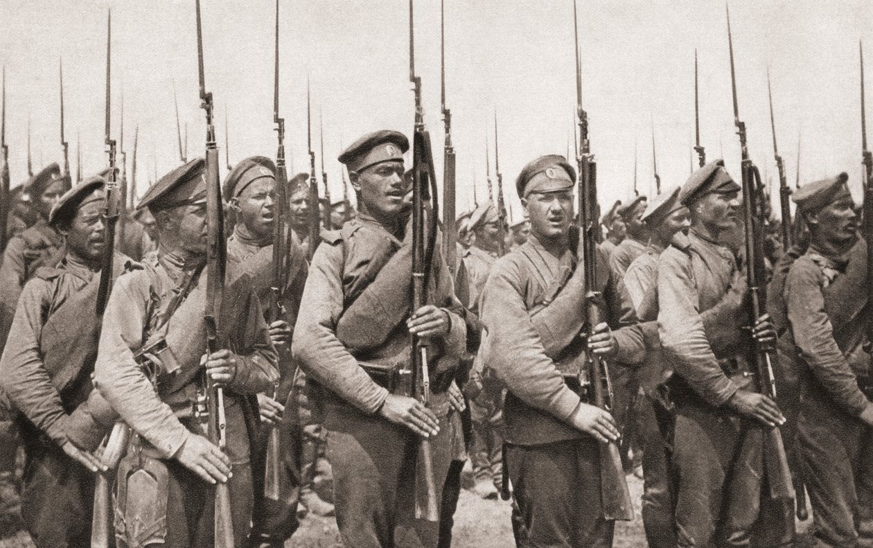 俄罗斯步兵游行和在第一次世界大战期间提出武器，从1915年的插图战争新闻 作者 英国摄影师
