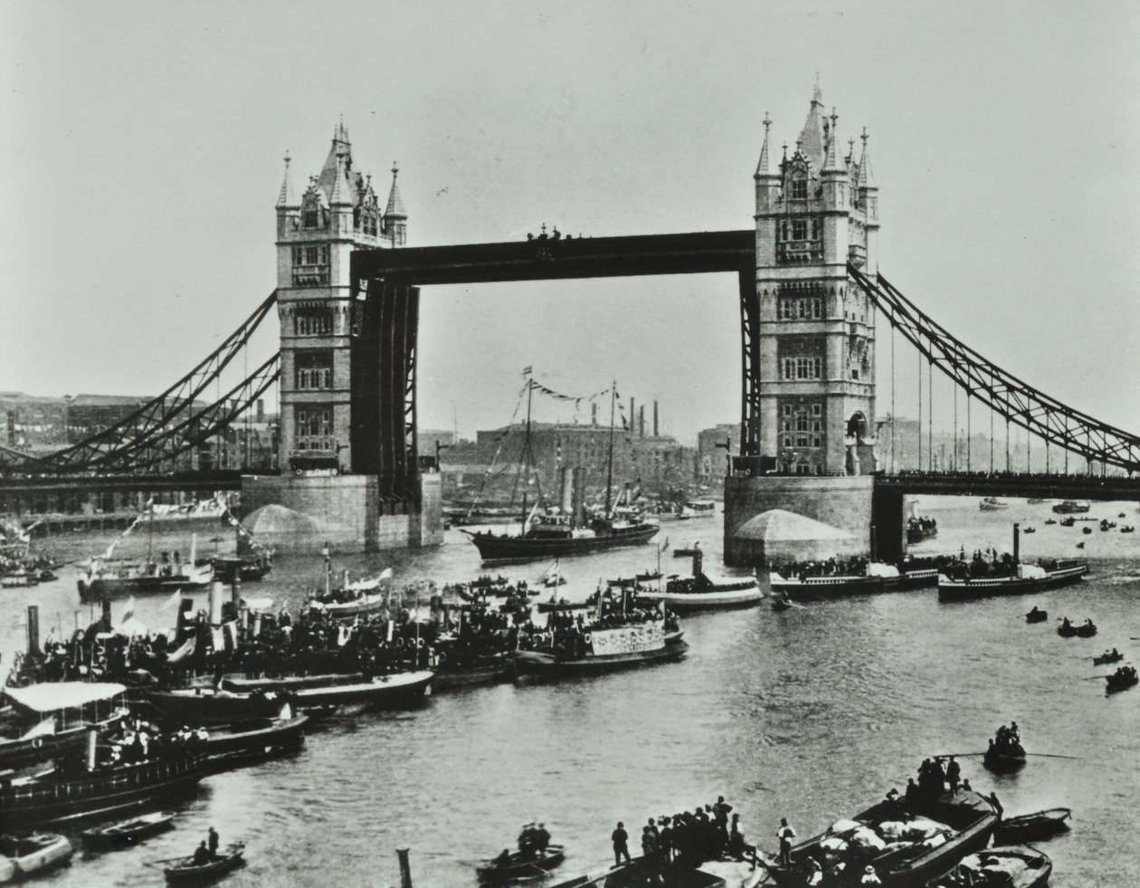 船只经过1894年的塔桥 作者 英国摄影师