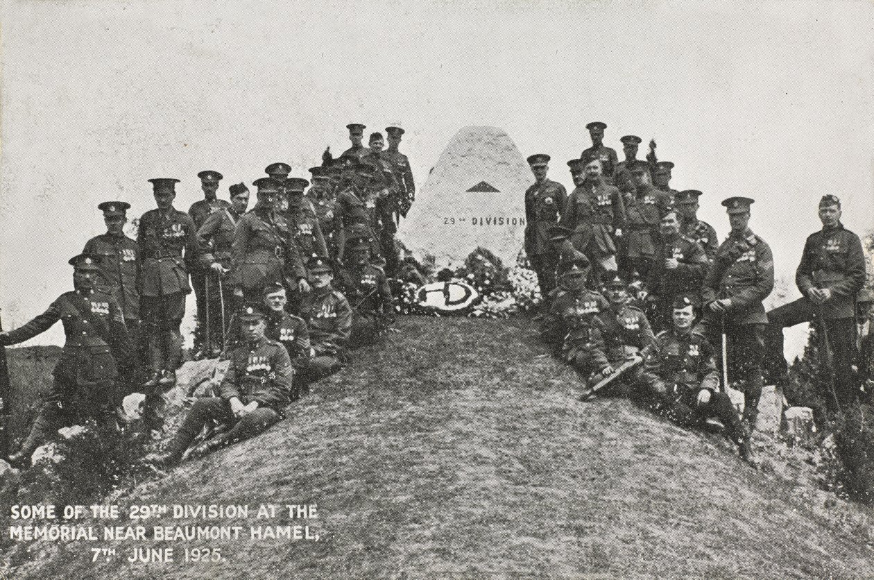 1925年6月7日在Beaumont Hamel附近的纪念馆内的第29师 作者 英国摄影师