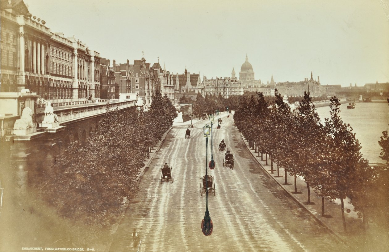 Somerset House，Victoria Embankment，Westminster LB：1895年从滑铁卢大桥向北看 作者 英国摄影师