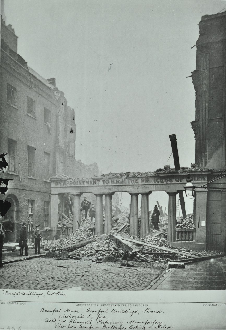 Strand，Westminster LB：Beaufort Buildings，火灾，1890年 作者 英国摄影师