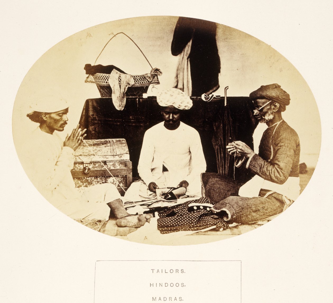 裁缝，印度人，马德拉斯，来自印度人民，由J.福布斯沃森，1868年出版（蛋白印刷） 作者 英国摄影师