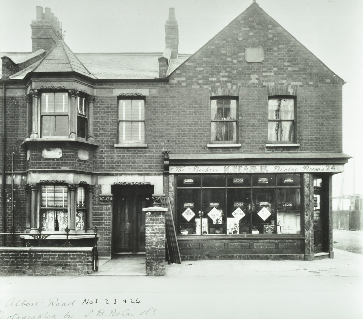蜂巢餐厅97.0 ALB，1899 作者 英国摄影师