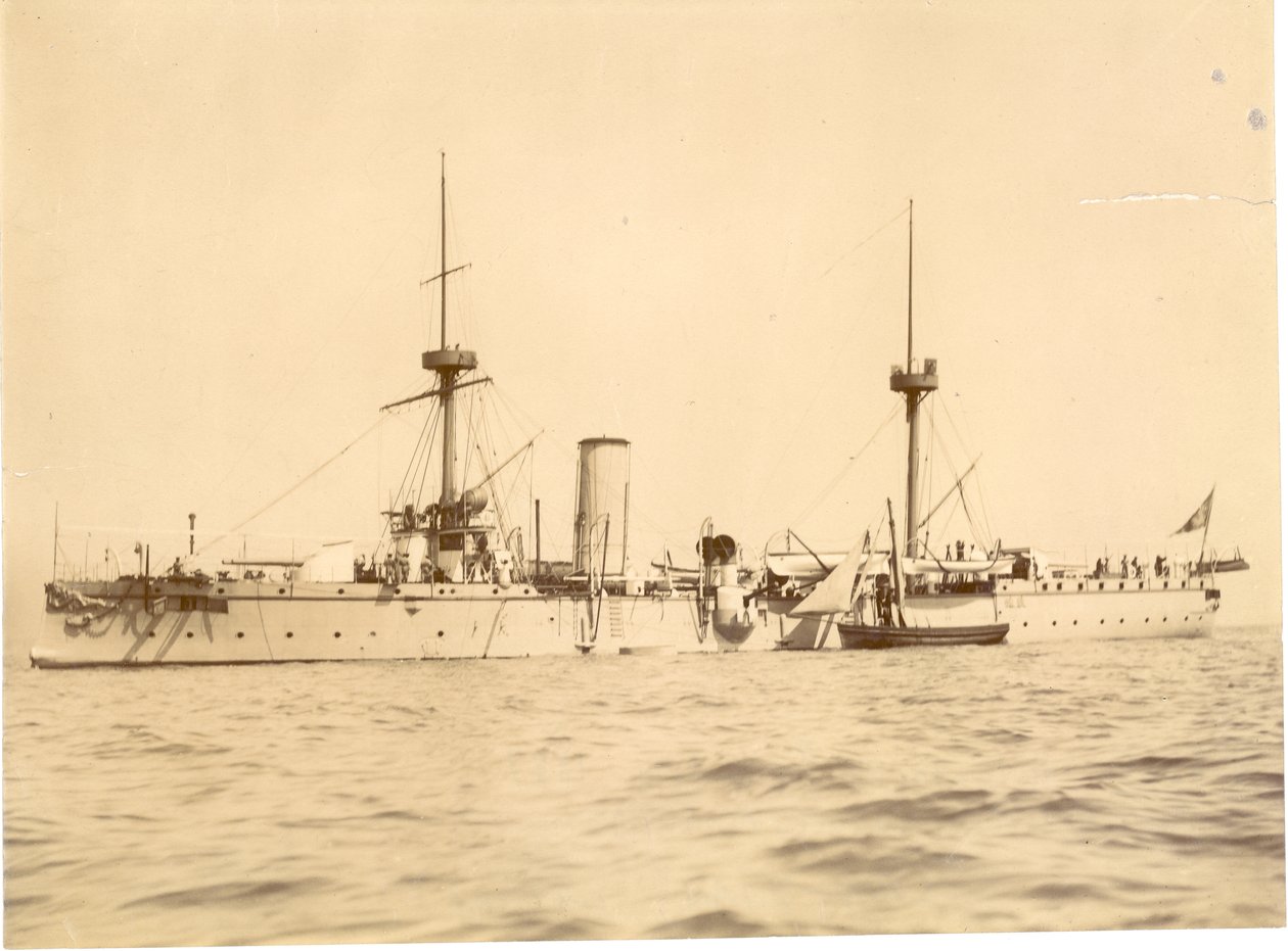 “ Chih Yuan”号停泊在霍夫的东南沿海地区，当地的行李手，大约在1886年 作者 英国摄影师