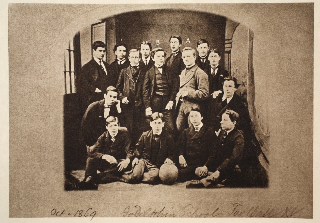 Godolphin学校足球SXV，包括（a）Harry Wearne和（b）Leander Starr-Jameson爵士，1869年（棕褐色照片） 作者 英国摄影师