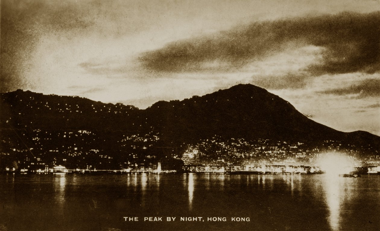 香港晚上的山峰，来自1940年Pte H. Chick服务的照片专辑 作者 英国摄影师