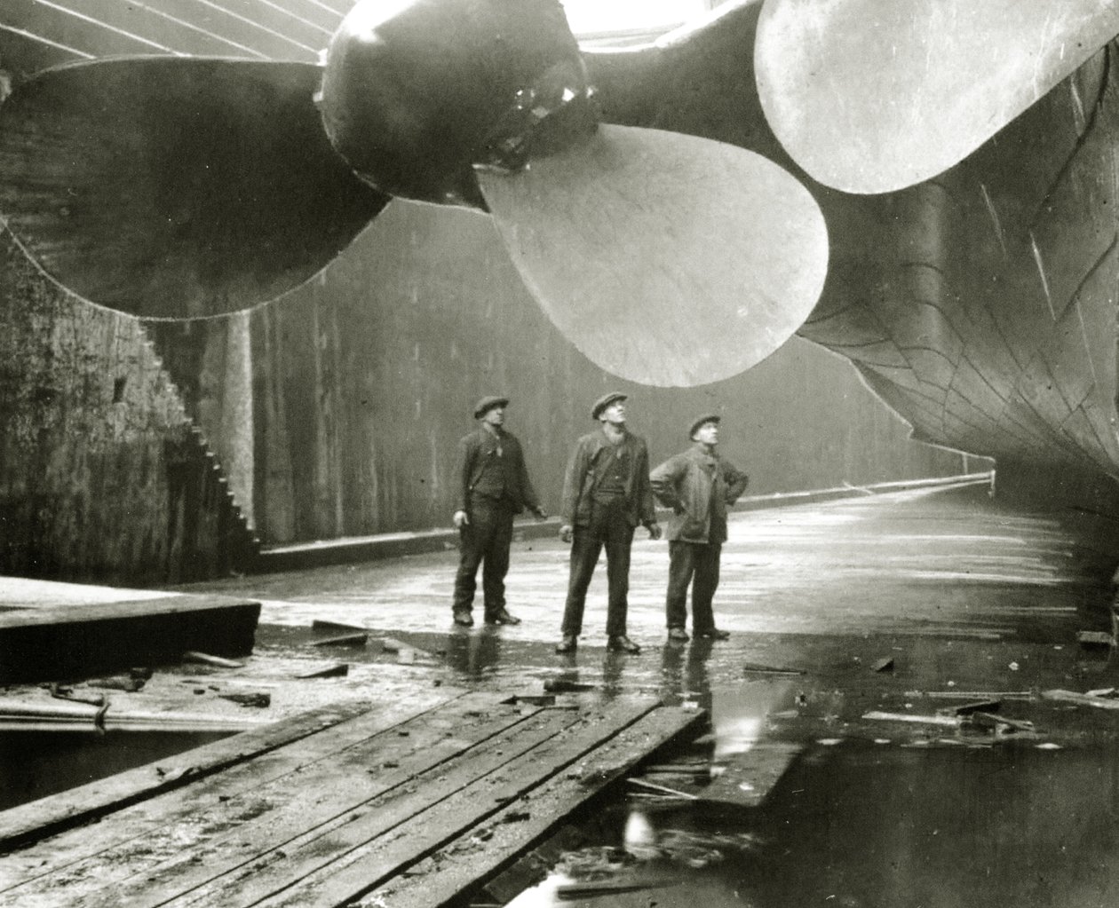 泰坦尼克号的螺旋桨在爱尔兰贝尔法斯特Harland＆Wolff的Thompson Graving Dock，1910-11 作者 英国摄影师