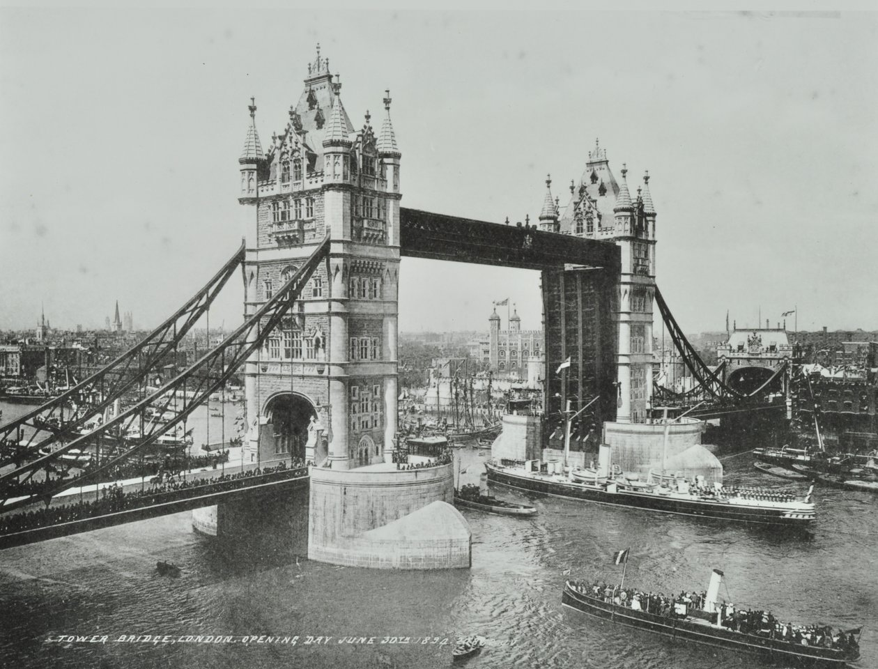 塔桥在其开放当天，1894年 作者 英国摄影师