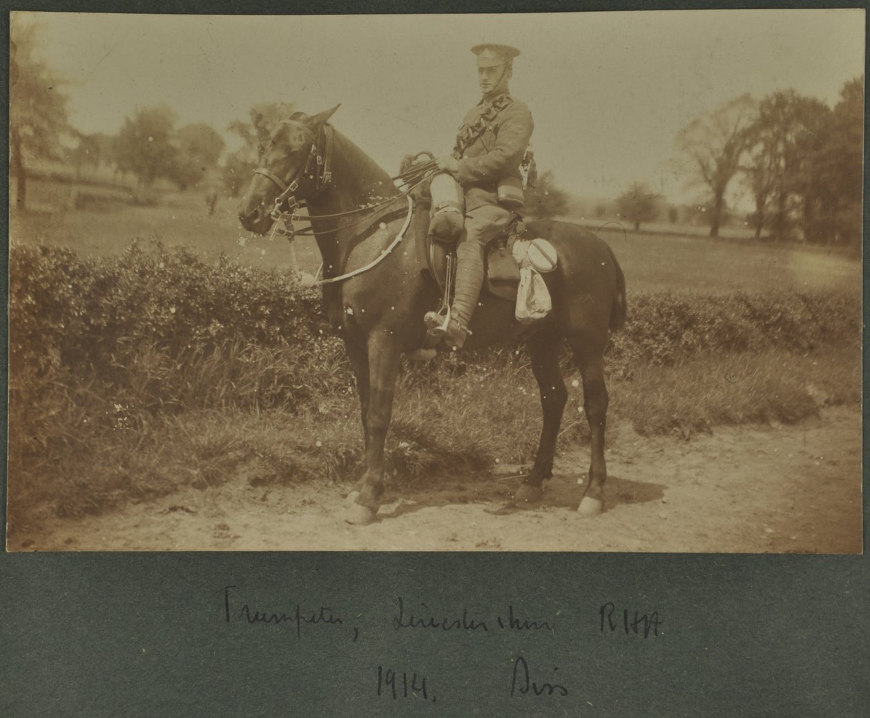 1914年在迪斯的训练营中，莱斯特郡皇家马炮兵的小号手 作者 英国摄影师