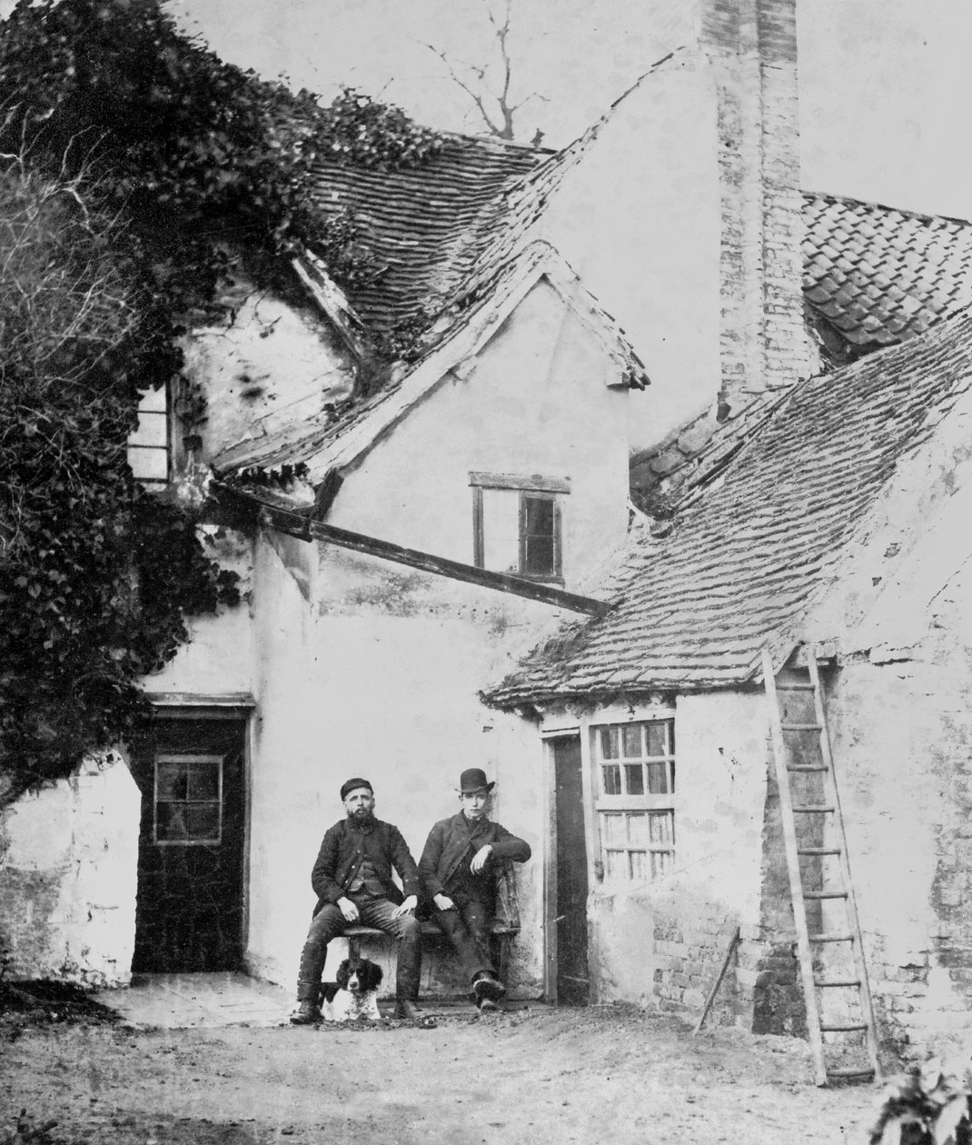 Two men outside Enfield cottage, c.1890 (b/w photo) 作者 英国摄影师