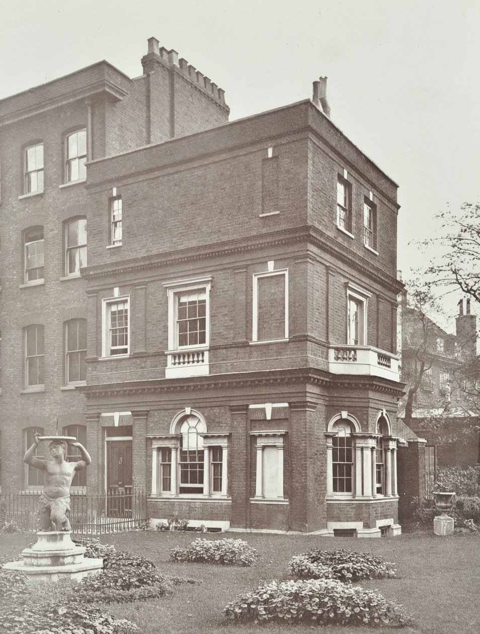 Clements Inn Garden House酒店的视图，1885年 作者 英国摄影师