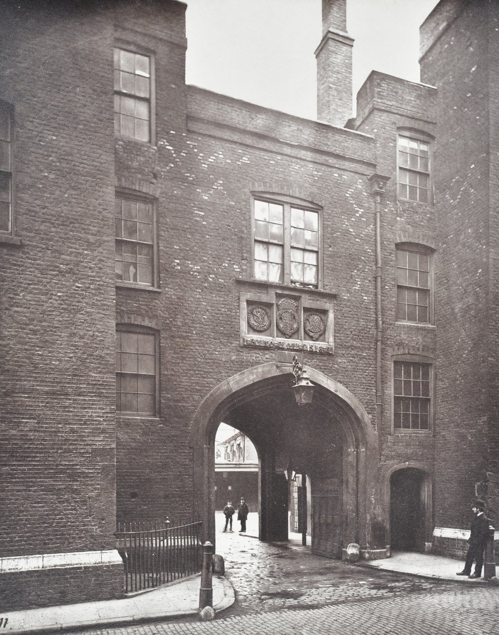Lincolns Inn Gateway，伦敦，1876年的视图 作者 英国摄影师