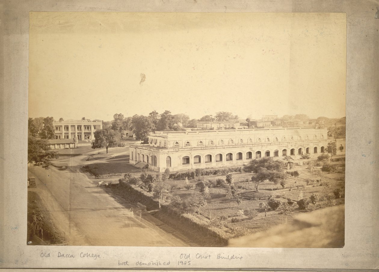 旧达卡学院和旧法院大楼景观，约 1875 年（黑白照片） 作者 英国摄影师