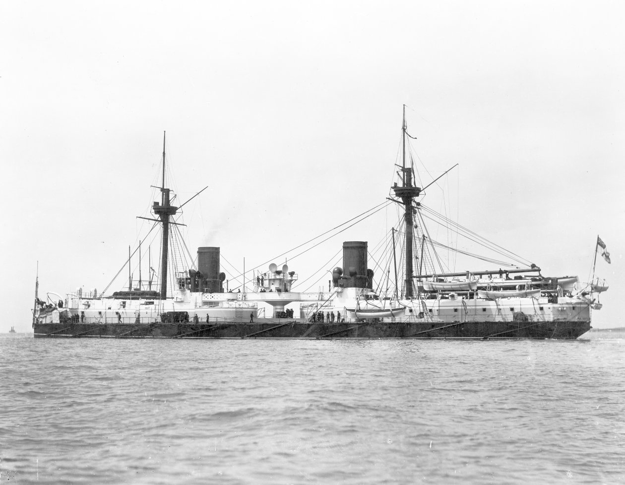 铁甲战舰HMS Inflexible（1876年下水）在1885年被改装为军事装备后的照片（黑白照片）。 作者 英国摄影师
