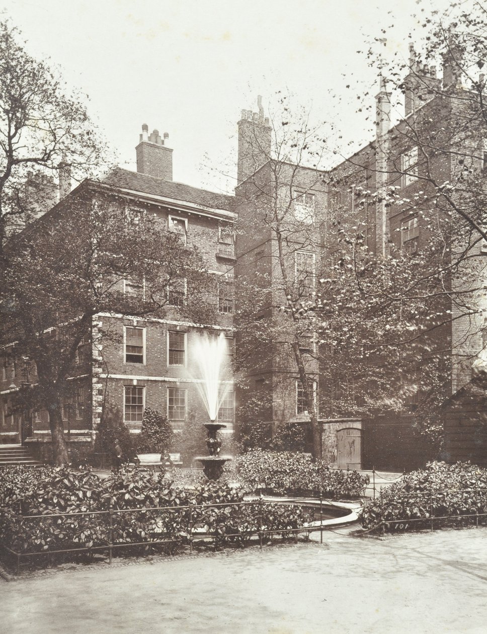 喷泉看法在中间寺庙喷泉法院的，伦敦，1884年 作者 英国摄影师