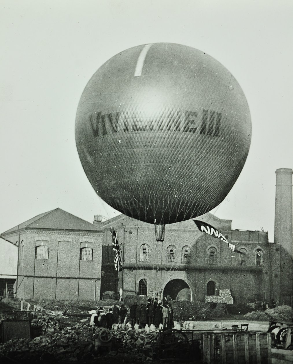 Vivienne III气球在1898年的Wandsworth天然气公司前面 作者 英国摄影师