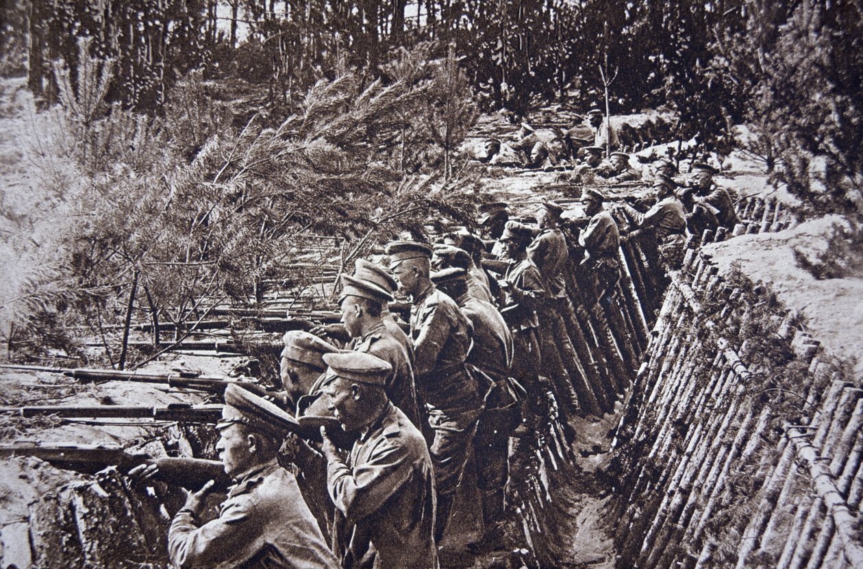 1917 年 9 月，一战俄罗斯军队在德维纳河前线的战壕中（黑白照片） 作者 英国摄影师