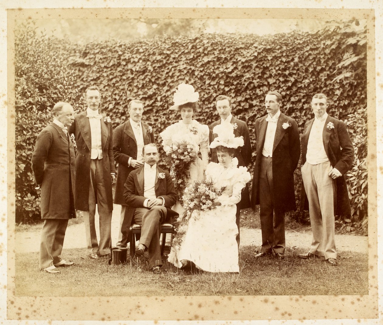 Francis Edward Younghusband 和 Helen Augusta Magniac 的结婚肖像，Datchet 作者 英国摄影师