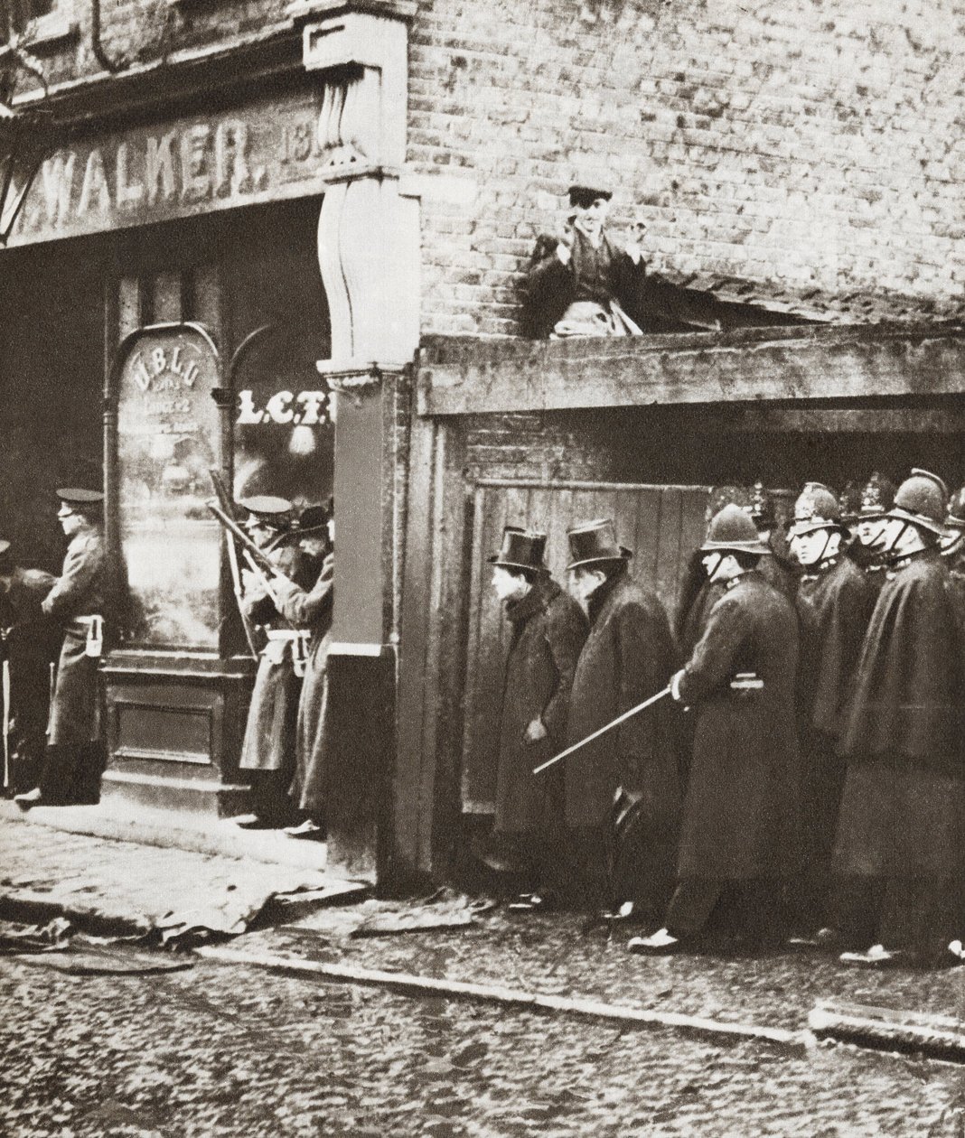 温斯顿-丘吉尔在围攻悉尼街期间，伦敦，1911 年（黑白照片） 作者 英国摄影师