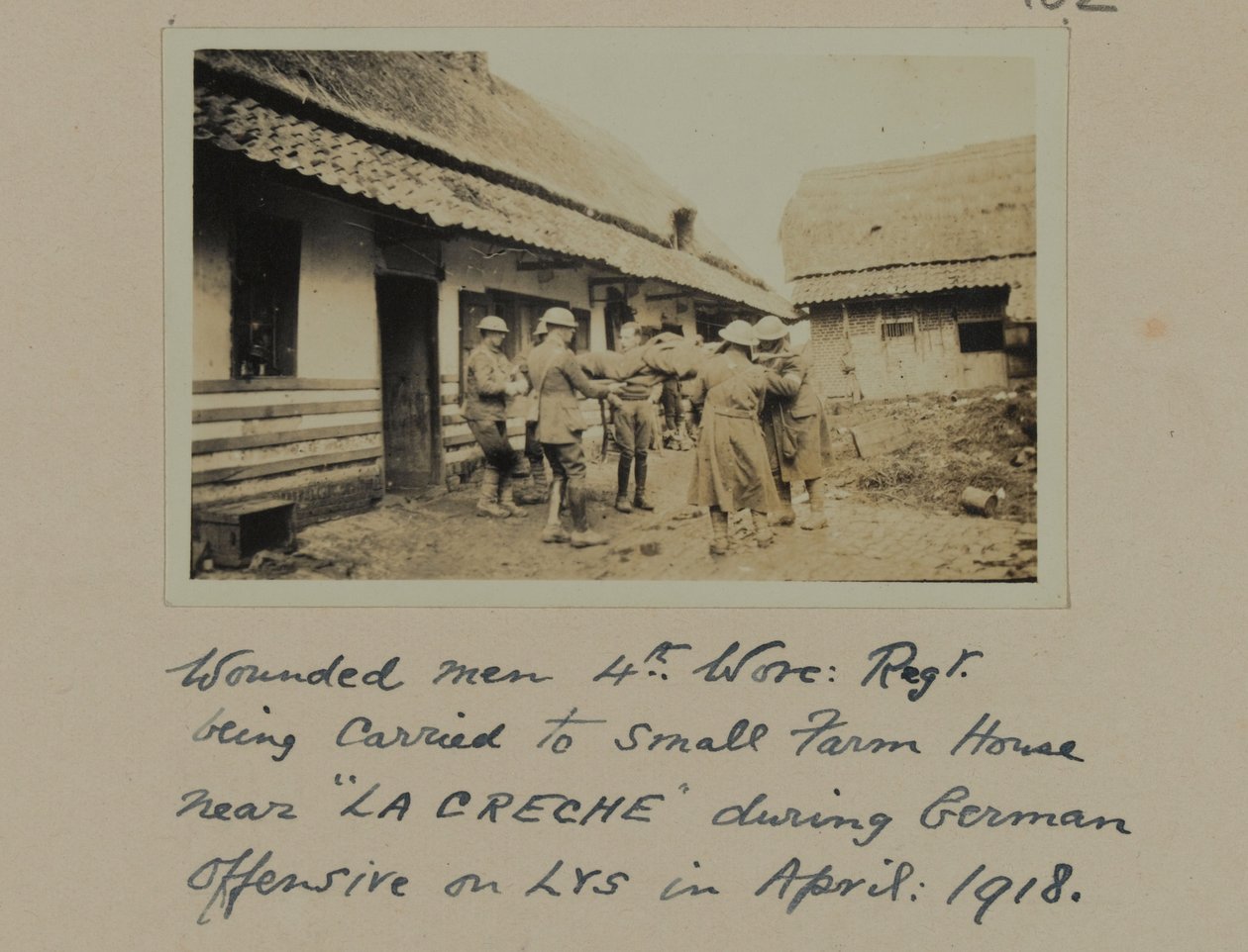 受伤的男人，第4名，Worc：Regt。 1918年4月德国在LYS进攻期间被带到“LA CRECHE”附近的小农庄 作者 英国摄影师