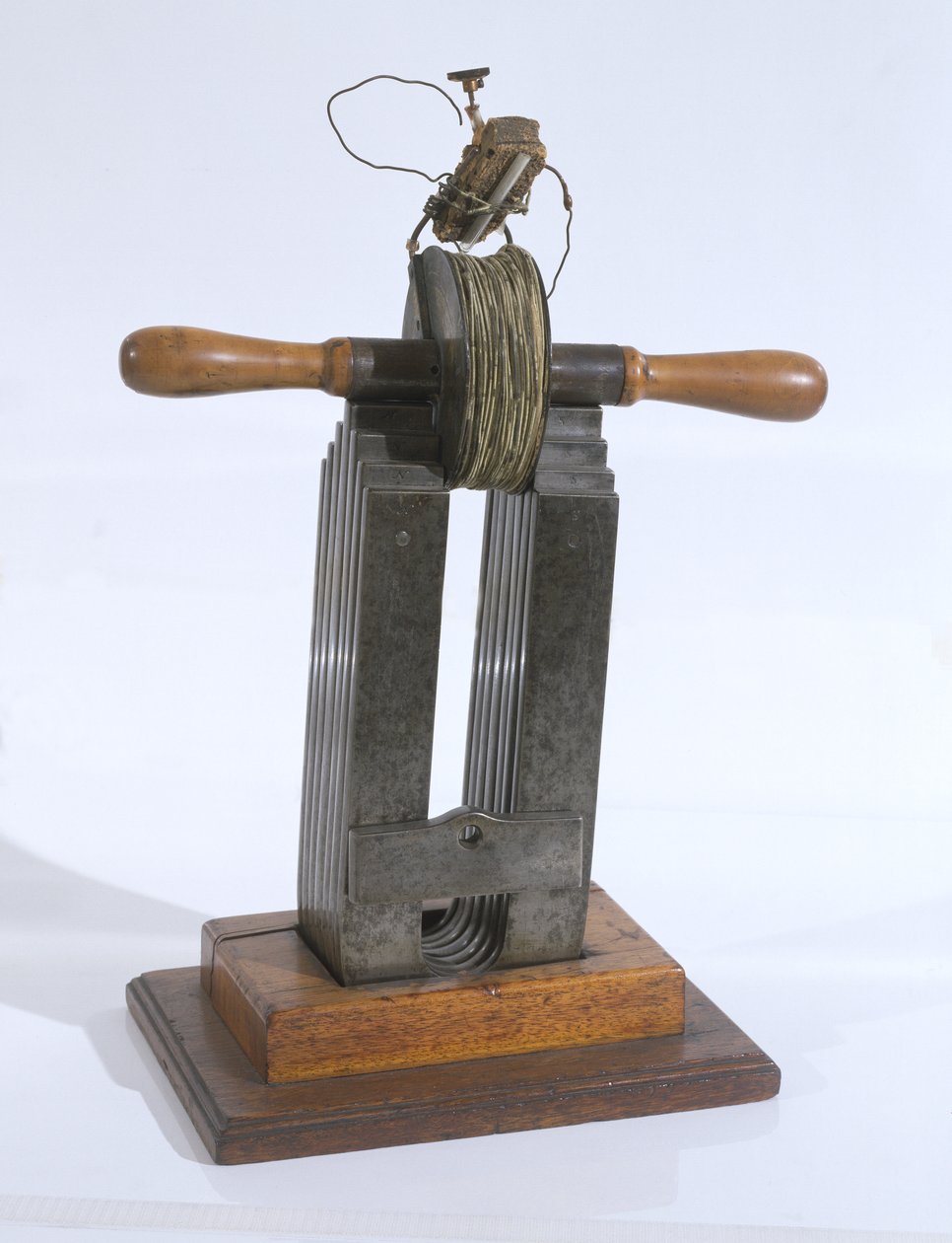 一种粗糙的感应器，Michael Faraday（1791-1867）发现了感应定律 作者 英语学校