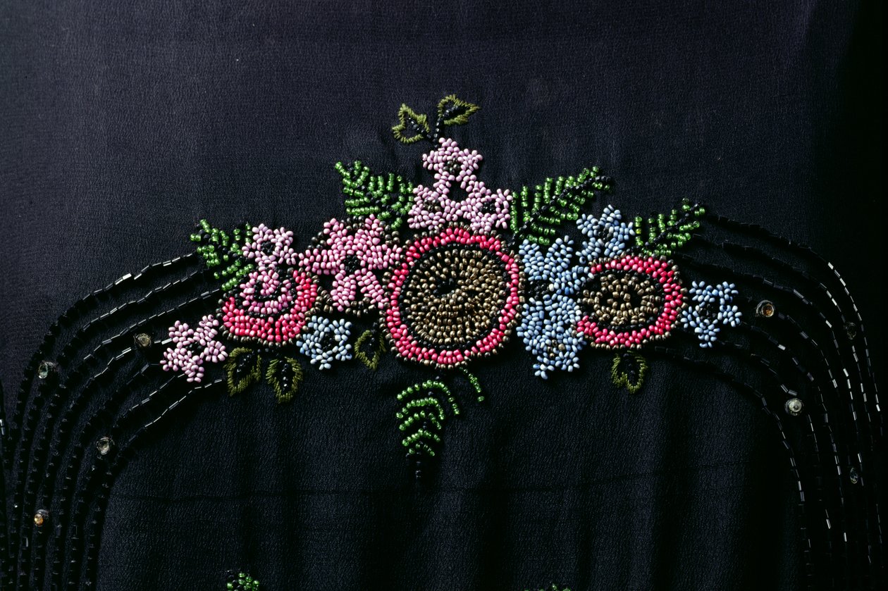 女士连衣裙的珠饰细节，c.1925-27（带有珠饰的人造丝）（235211 的细节） 作者 英语学校