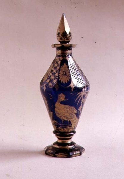 带螺旋塞的双锥形调味瓶，1765-70（镀金蓝色玻璃） 作者 英语学校