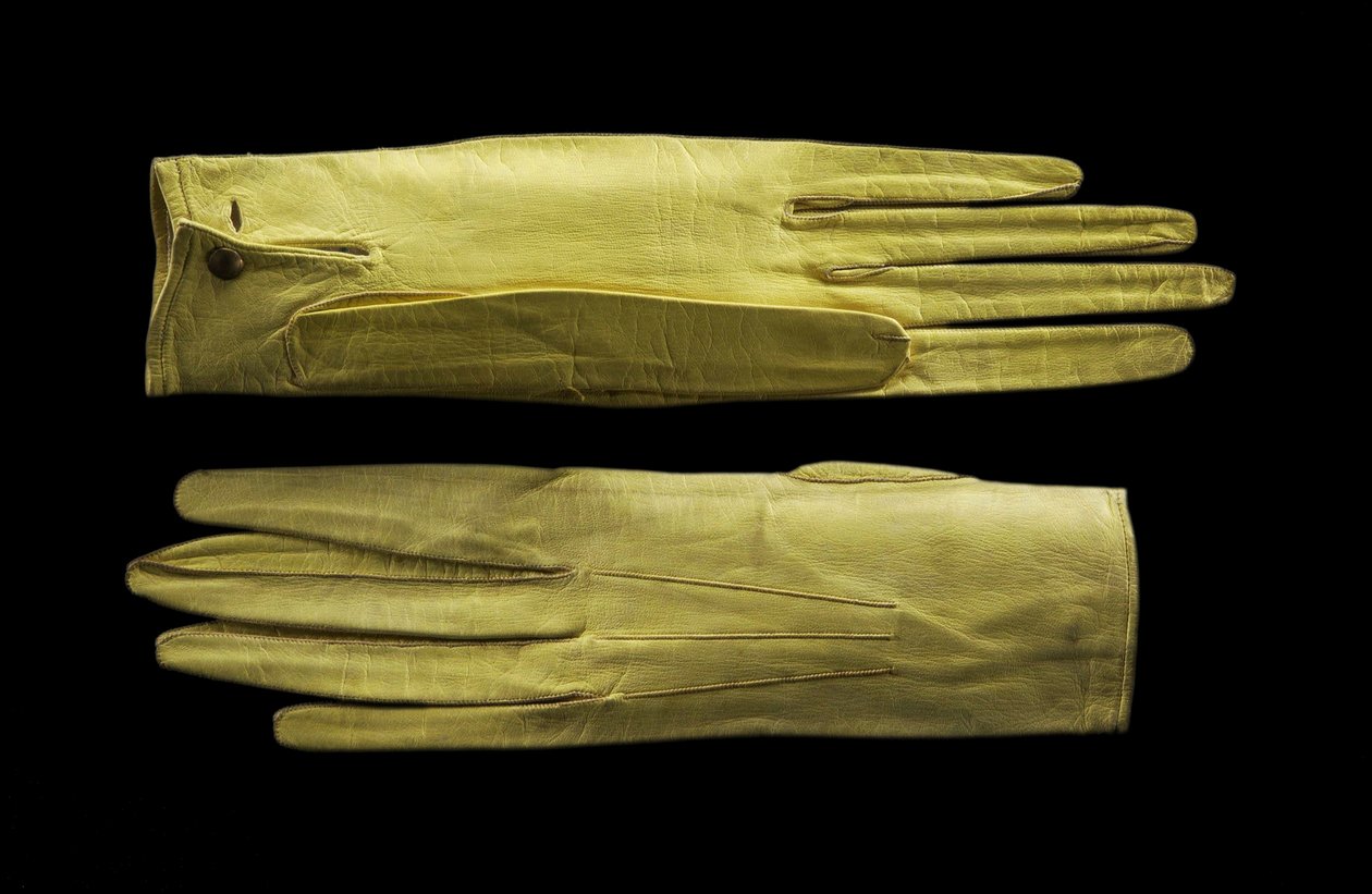 明亮的黄色手腕长手套。 c.1820（小孩皮革） 作者 英语学校