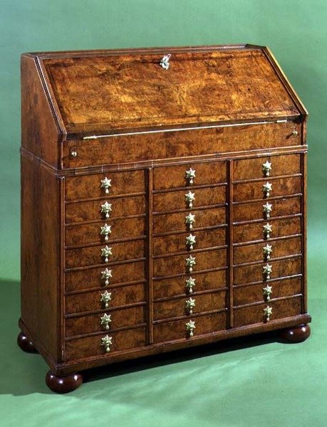 有许多小抽屉和包子脚的局，c.1710（核桃） 作者 英语学校
