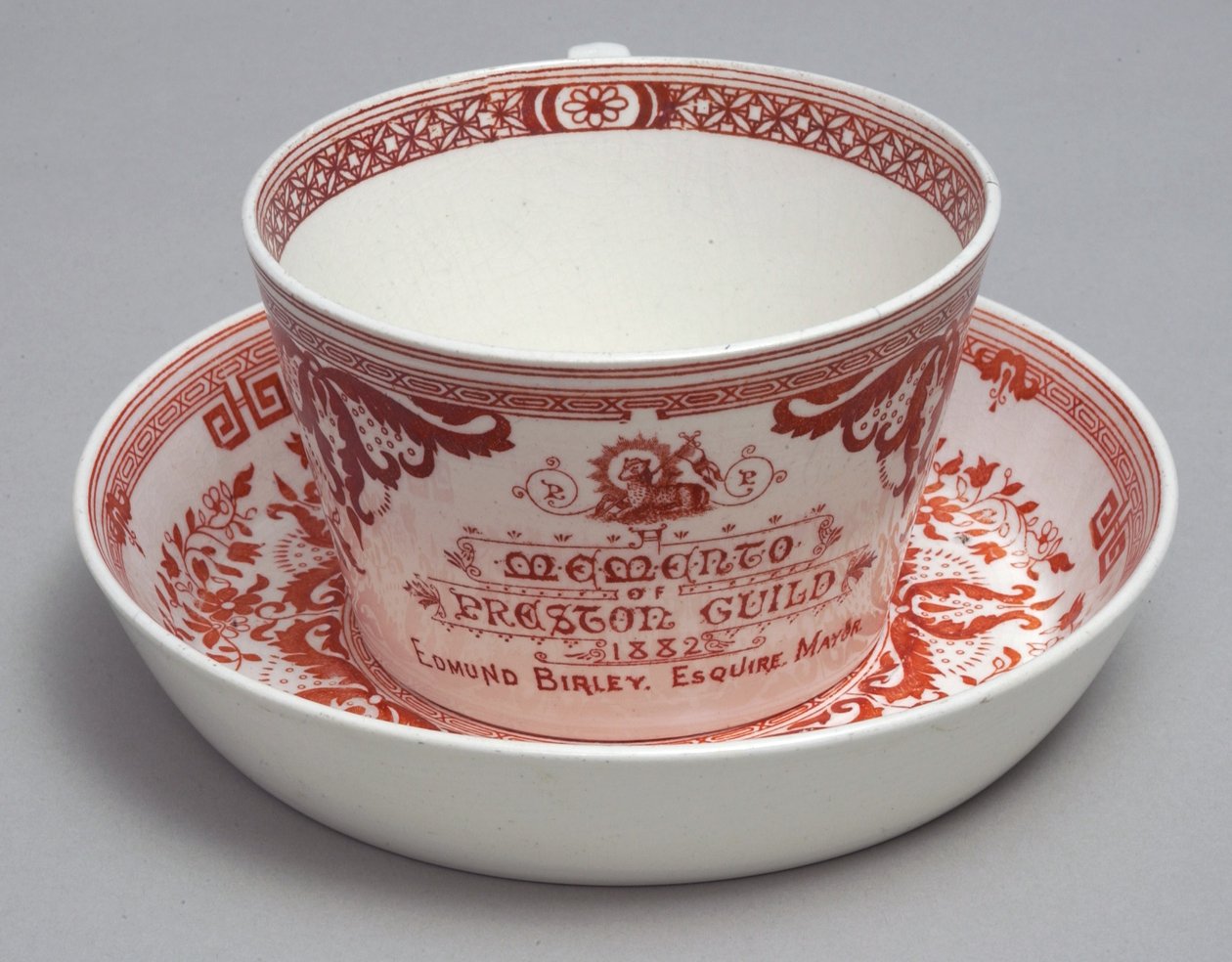 纪念茶杯和茶碟阅读Preston Guild的纪念品1882年，Minton，英国，c.1882（陶器） 作者 英语学校