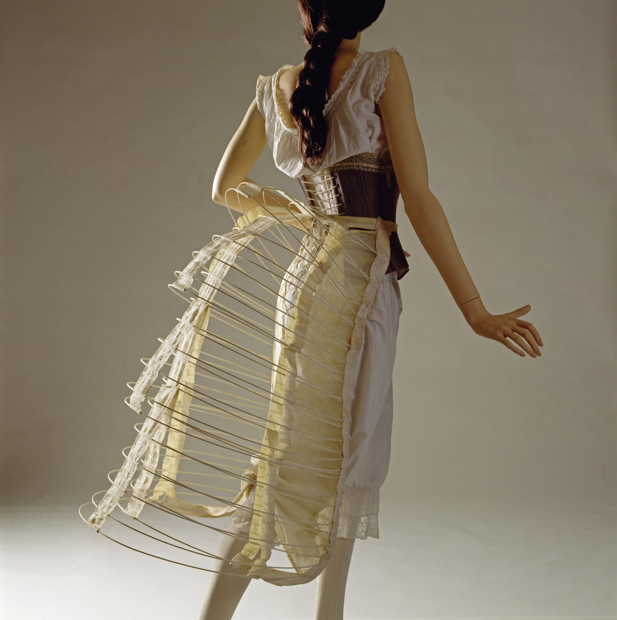 Crinolette，1880年（亚麻和电线） 作者 英语学校