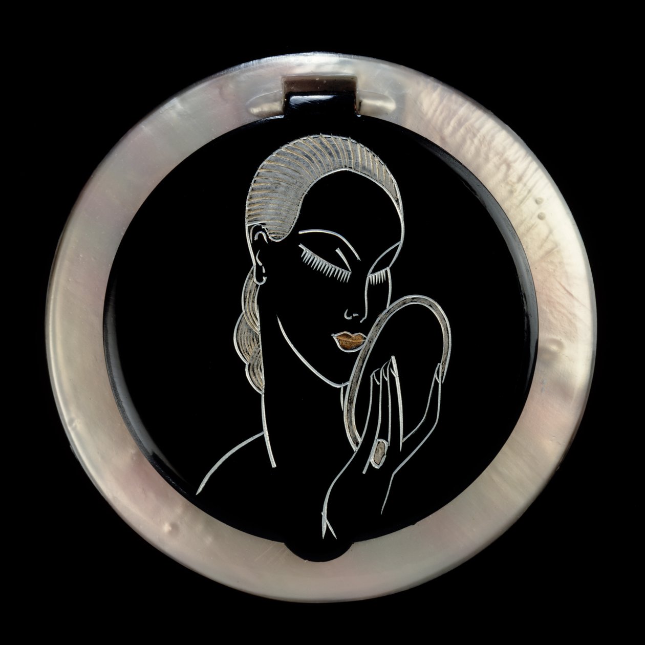 Elegance Powder Compact，1920-30（手工雕刻电木） 作者 英语学校