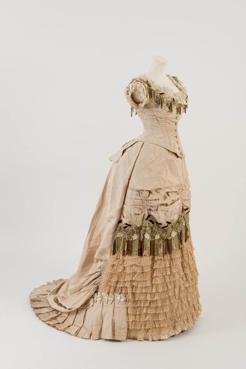 Evening dress of dark cream ribbed silk 作者 英语学校