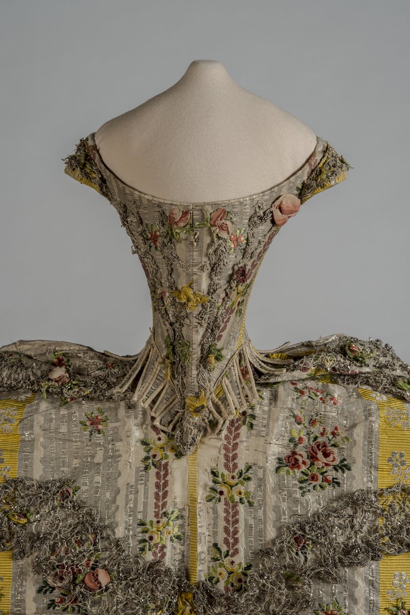 Fashion doll’s mantua (bodice) 作者 英语学校