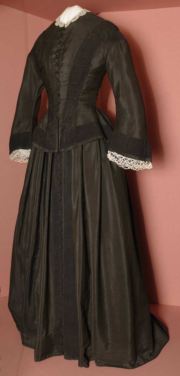 Florence Nightingales黑色紧身胸衣和搭配裙子，c.1870（黑色丝绸） 作者 英语学校
