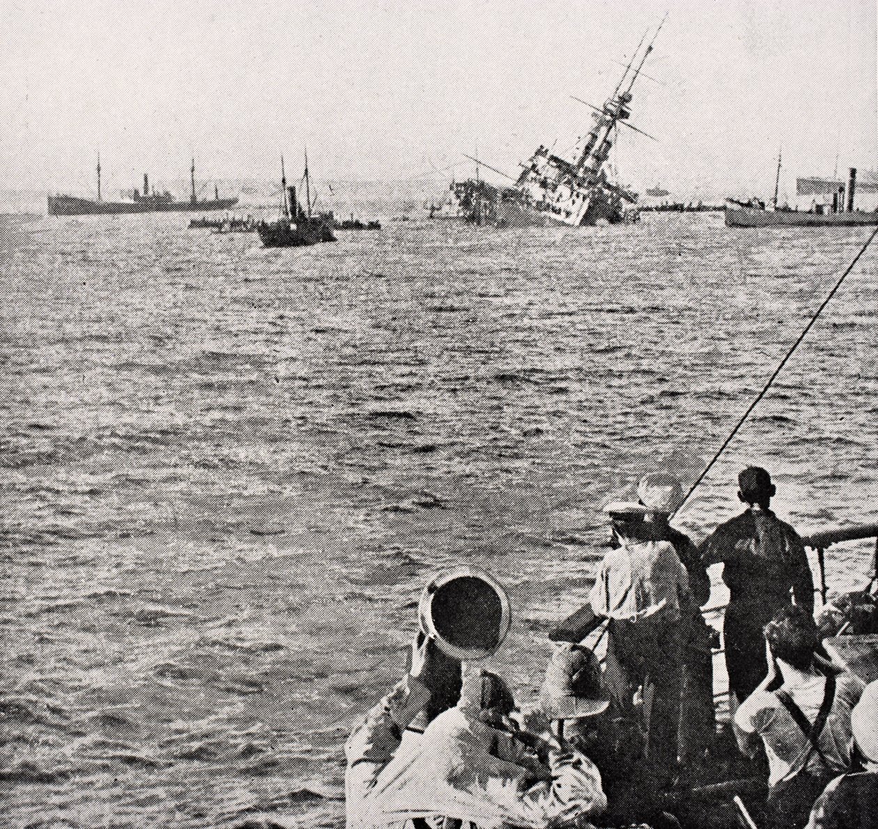 HMS Majestic于1915年5月27日沉没于1916年在伦敦出版的“The War Illustrated Album deLuxe”中 作者 英语学校