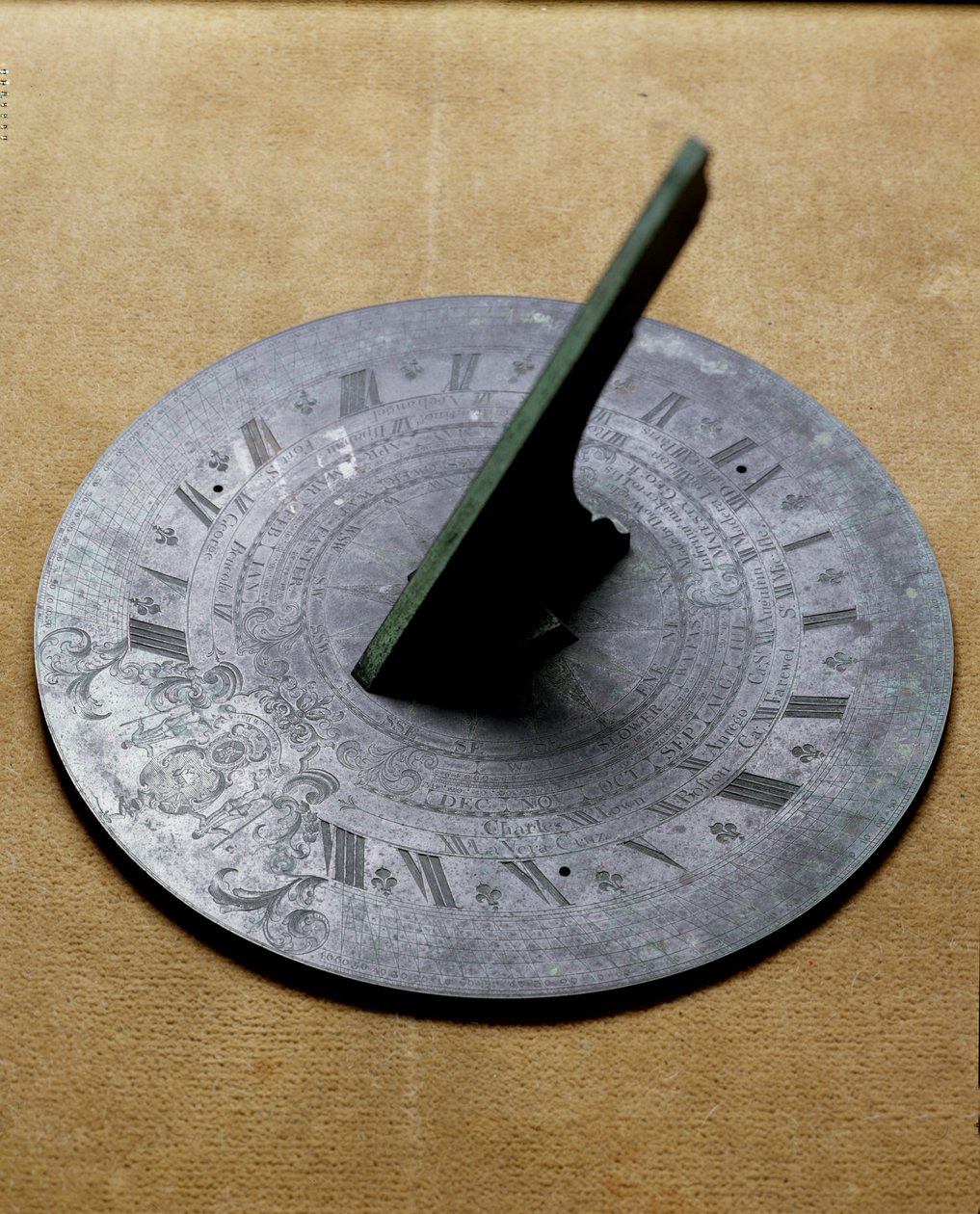 横向花园 Sundish，带国徽雕刻（青铜）。 作者 英语学校