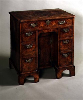 Kneehole desk，c.1710（胡桃木） 作者 英语学校
